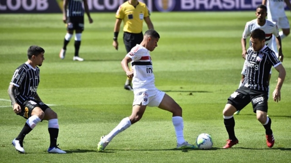 São Paulo marca nos acréscimos, vence o Corinthians e vira vice-líder do Brasileirão