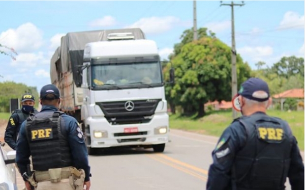 PRF Sem descanso: apreendemos mais uma carga de madeira transportada irregularmente