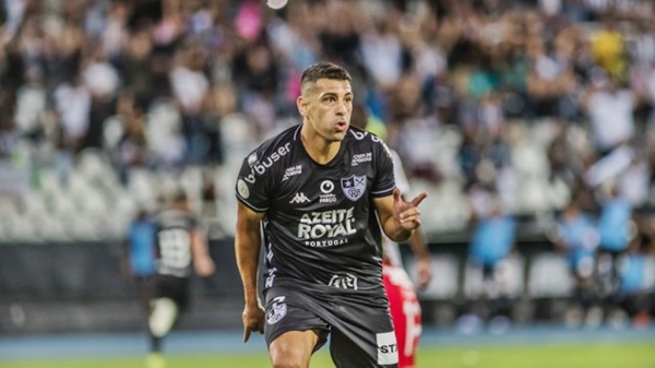 Eficiente, Botafogo vence o Corinthians e respira no Brasileirão