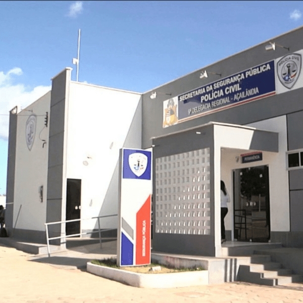 AÇAILÂNDIA - Homem é conduzido à delegacia suspeito de estuprar enteada