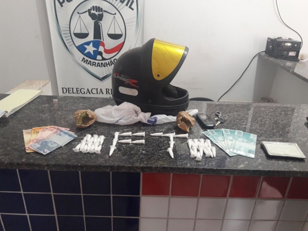 AÇAILÂNDIA - Força Tática da Polícia Militar Prende Motociclista Com Dinheiro e Cocaína