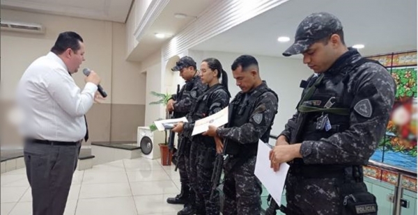 AÇAILÂNDIA - POLICIAIS MILITARES PARTICIPAM DE CULTO NA IGREJA UNIVERSAL DO REINO DE DEUS EM ALUSÃO AO DIA DO SOLDADO.