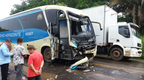 Ônibus colide na traseira de caminhão na BR-010 e uma passageira fica ferida