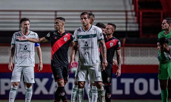 Com gol de Rafael Moura, Goiás apronta e vence clássico contra o Atlético-GO