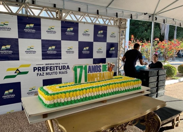 Bolo de centímetros: aniversário de Imperatriz é comemorado com entrega de bolo em pedaços