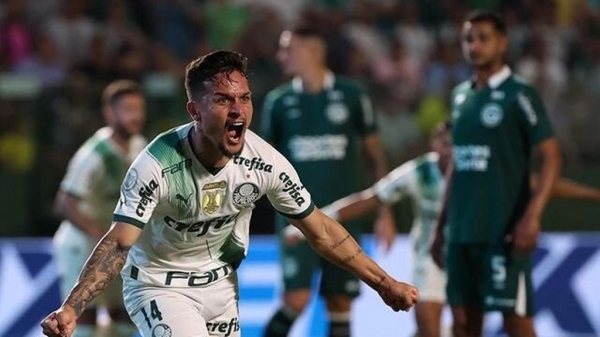 Palmeiras atropela Goiás e continua na cola de liderança do Brasileirão