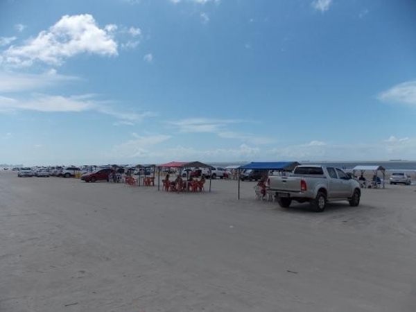  Justiça Federal proíbe acesso de veículos nas praias do Meio e Araçagy
