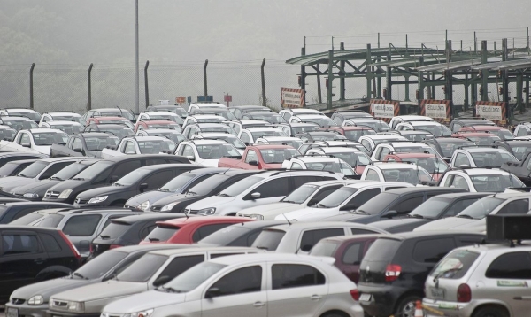 Venda de automóveis e veículos comerciais leves cresce em fevereiro