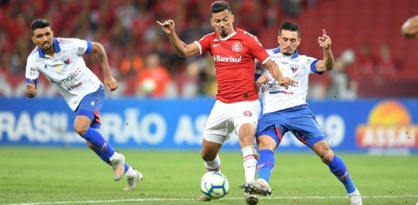 Lomba pega pênalti nos acréscimos, e Inter empata em casa com o Fortaleza