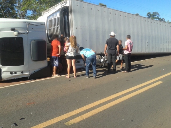 Acidente termina com caminhão baú esmagando carro em rodovia do Maranhão