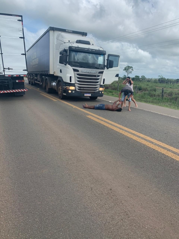 MARANHÃO - Homem se joga na frente de carreta na BR-316