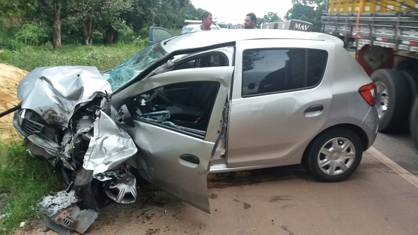 MARANHÃO - Automóvel colide frontal com carreta e condutor fica ferido na BR-135