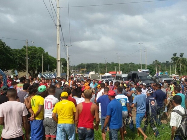 Duas pessoas morrem esmagadas após caminhão tombar na BR-135