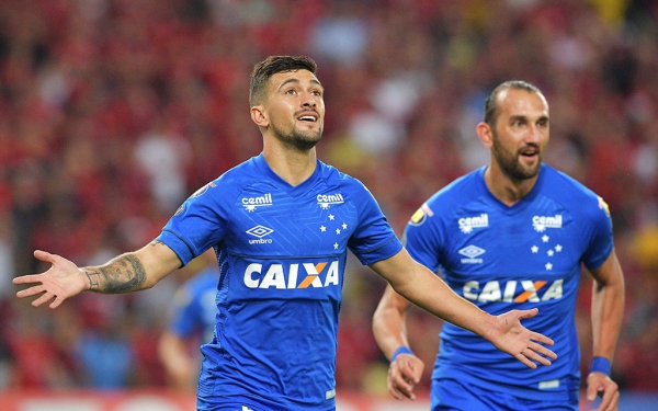 O CHEIRINHO VOLTOU - No Maracanã, Cruzeiro vence e complica Flamengo na Libertadores