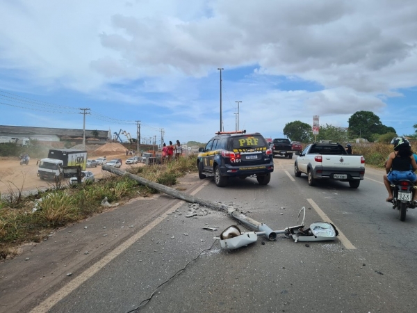 Caminhão bate em poste, tomba na pista e provoca engarrafamento na BR-135, em São Luís