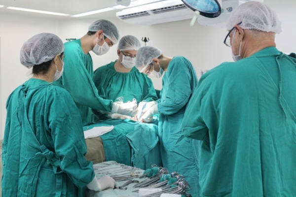 Flávio Dino sanciona lei para fazer concurso público com mil vagas na Saúde