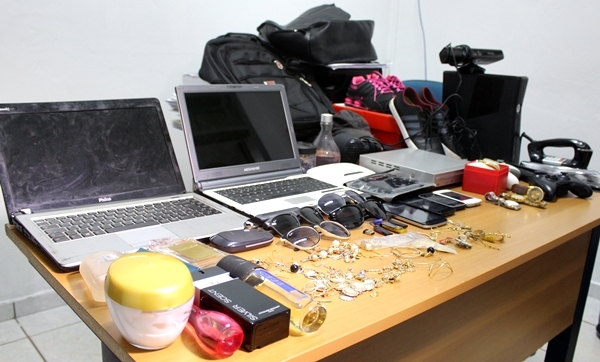 Suspeito de receptação é preso com jóias e vários objetos roubados