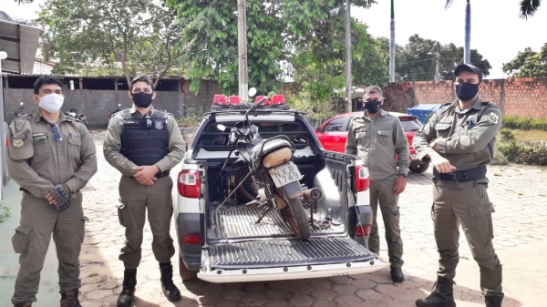 AÇAILÂNDIA – Agentes da Superintendência Municipal de Trânsito (SMT) recuperam moto com registro de roubo.