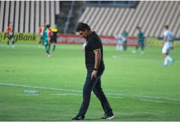 Sampaio anuncia a saída do técnico João Brigatti