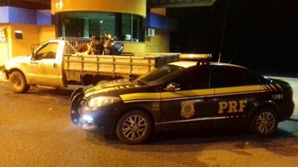 AÇAILÂNDIA - PRF recupera três veículos roubados e apreende uma espingarda na BR 222, em Açailândia