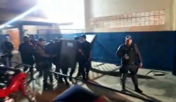 Estudante é feita refém pelo ex-namorado dentro de universidade