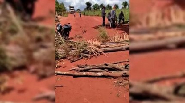  Moradores bloqueiam MA para evitar a passagem de caminhões que transportam madeira 