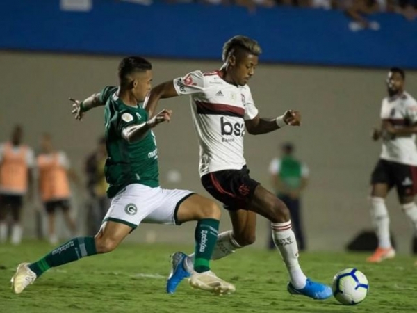 Flamengo sai na frente, tem goleiro expulso, vê Goiás reagir e empatar com gol aos 49