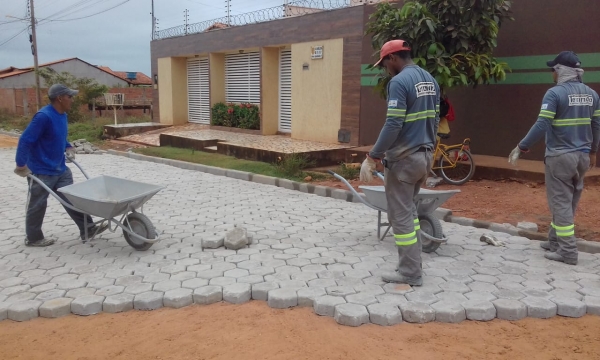 Moradores do Conjunto Nova Açailândia recebem serviços de pavimentação realizado pela prefeitura dentro do “Programa Mais Bloquete”.