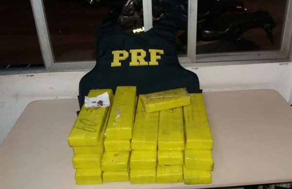 Mulher é presa com 17 tabletes de maconha na BR-316