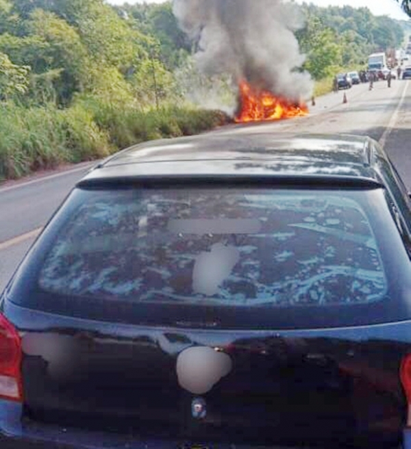 Mulher tenta desviar de cachorro, bate em mangueira e carro pega fogo