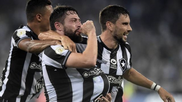 Em noite de homenagem para Beth Carvalho, Botafogo vira sobre o Bahia e vence a primeira no Brasileiro