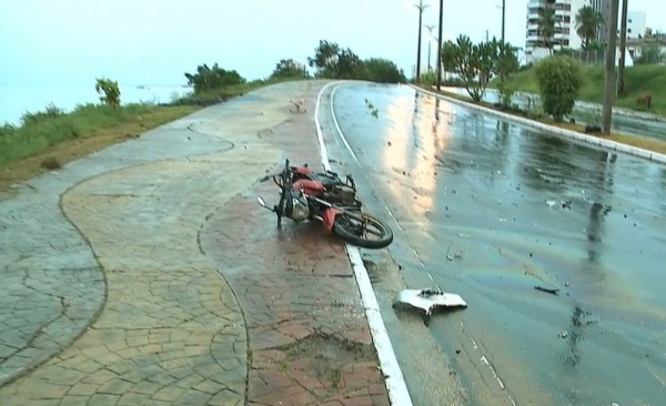 Motociclista é arremessado em avenida ao colidir com carro
