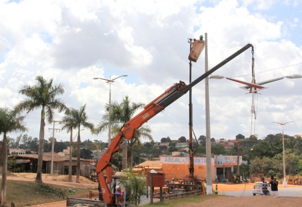 Mais uma etapa finalizada de fixação dos postes de iluminação na BR 222 em Açailândia
