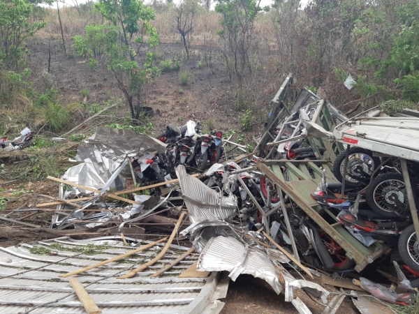 BR 010 é totalmente interditada para remoção de carreta tombada