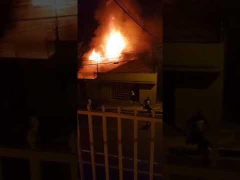 AÇAILÂNDIA VÍDEO – Casa pega fogo no centro da cidade