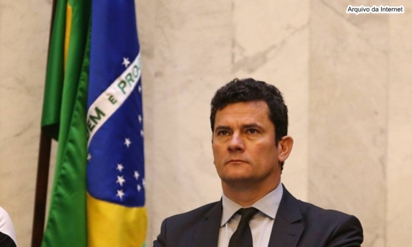 Moro condena ex-diretor da Petrobras e outros 12 na Lava Jato