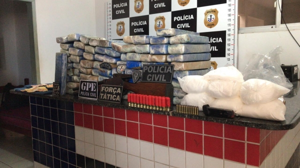 POLÍCIA MILITAR E POLÍCIA CIVIL APREENDE GRANDE QUANTIDADE DE DROGAS EM AÇAILÂNDIA