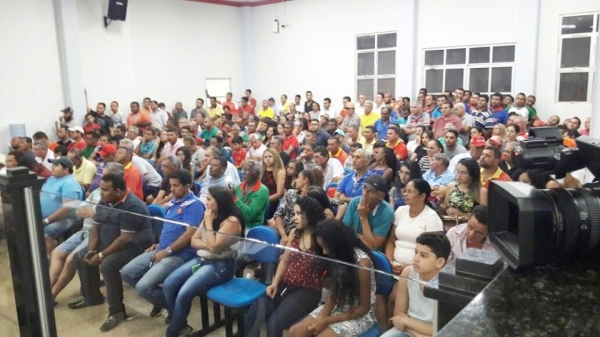 Prefeito Juscelino Oliveira veta projeto de lei dos taxistas de Açailândia 