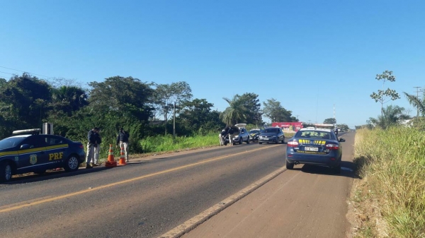 PRF recupera veículo roubado e prende duas pessoas na BR 010