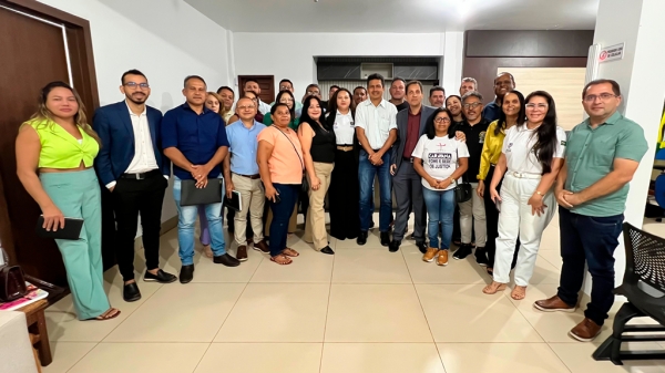  REUNIÃO DISCUTE AVANÇOS DO PROJETO CARAVANA FOME E  SEDE DE JUSTIÇA EM AÇAILÂNDIA*