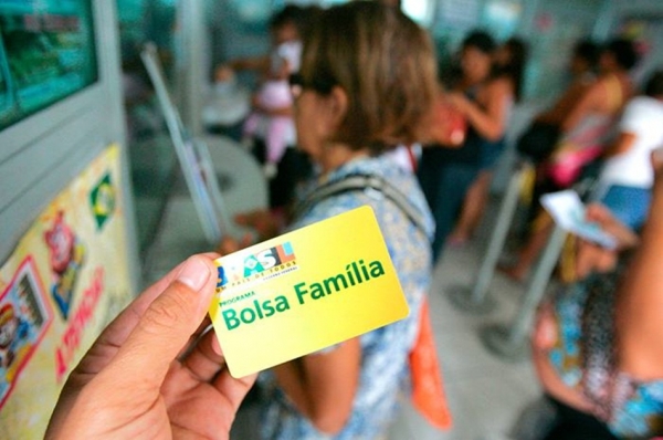 Bolsa Família será reajustado em 2018, diz ministro Osmar Terra