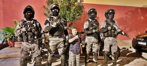 Políciais do 26º batalhão atendem chamado das famílias e participam de festa de aniversário de crianças que admiram a polícia militar