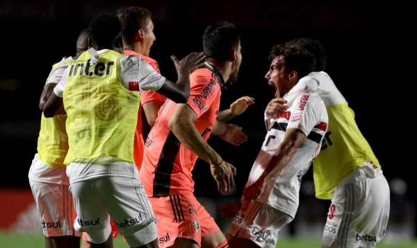 São Paulo domina o Atlético-MG, vence no Morumbi e volta a disparar na liderança