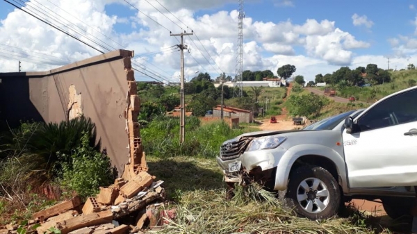 AÇAILÂNDIA URGENTE – Motorista perde o controle de pick-up e bate em muro de motel desativado as margens da BR- 222.