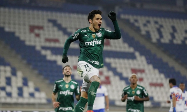 Com gol de Raphael Veiga, Palmeiras supera Universidad Católica