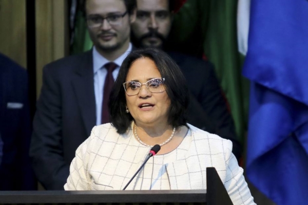 ‘Meninos vestem azul, meninas vestem rosa’, diz ministra de Bolsonaro