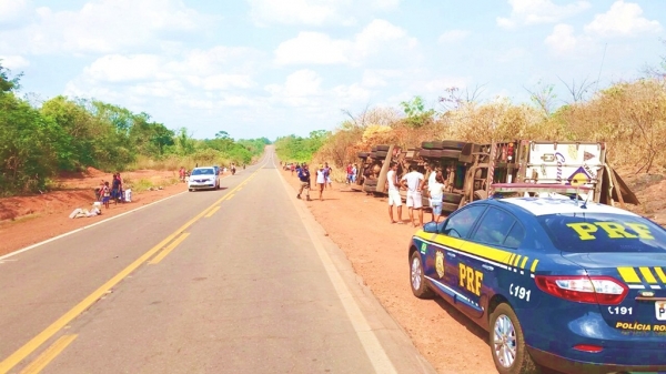 Carreta tomba em curva da BR 222 entre Bom Jesus das Selvas e Açailândia