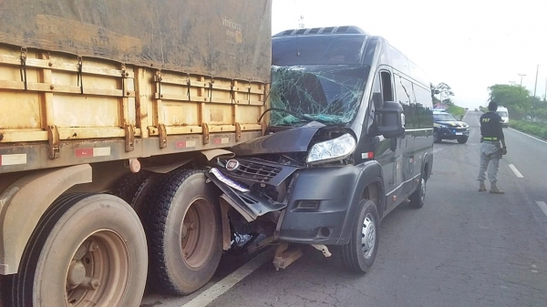 MARANHÃO - Van colide em caminhão após anúncio de assalto na BR-135