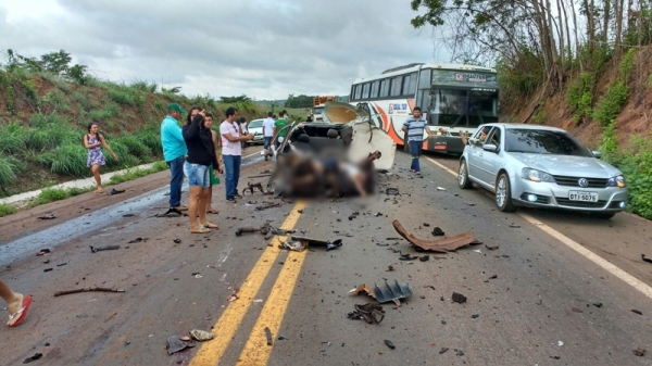 Colisão entre carro e carreta deixa dois mortos na BR-010