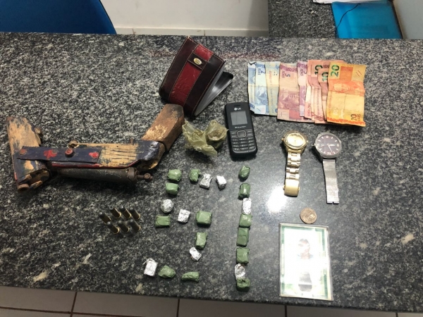 FIM DE SEMANA - Polícia Militar de Açailândia  Prende Foragido Com Droga, Dinheiro e Arma no Assentamento 50° Bis.